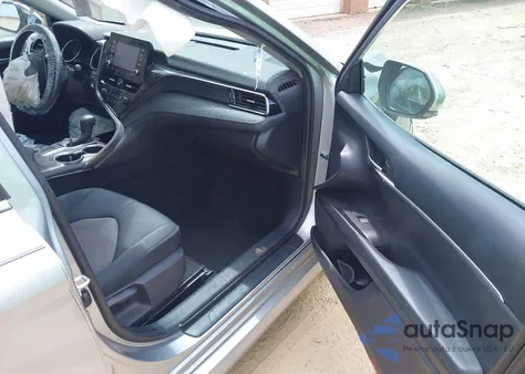 2021 Toyota Camry Le z USA, uszkodzony, nr VIN 4T1R11AK8MU567819